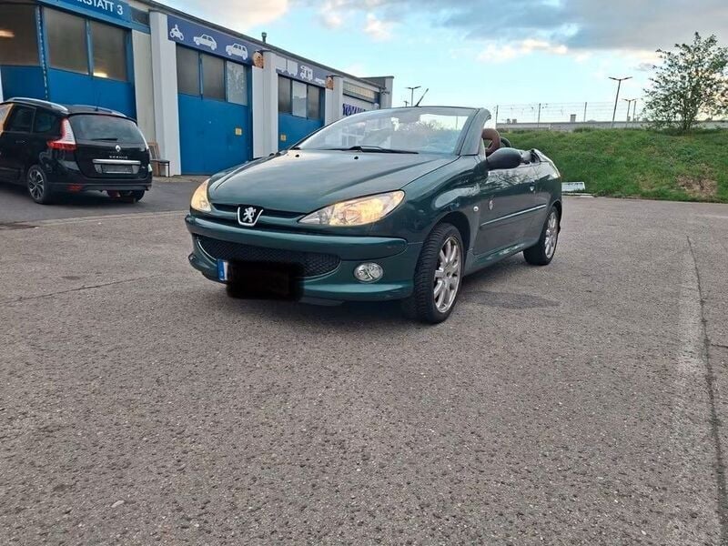 Grün Gebraucht 2006 Peugeot 206 CC Roland Garros Cabrio | 2.099 € (Fairer Preis) - Bild 1/4