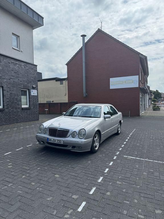 Silber Gebraucht 2000 Mercedes E220 Avantgarde Limousine | 3.700 € (Superpreis) - Bild 1/4