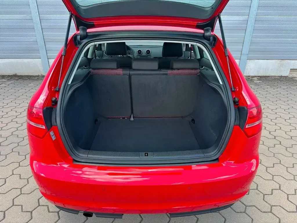 Gebraucht Audi A3 Sport 105 PS (77 kW) 2011 Rot Kleinwagen