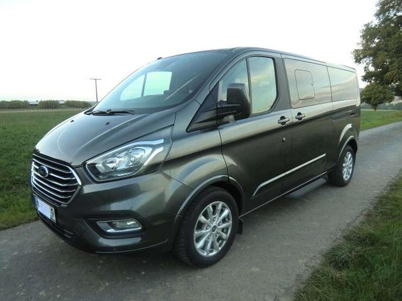 Grau Gebraucht 2018 Ford Tourneo Titanium Van / Kleinbus | 32.800 € (Etwas zu teuer) - Bild 1/4