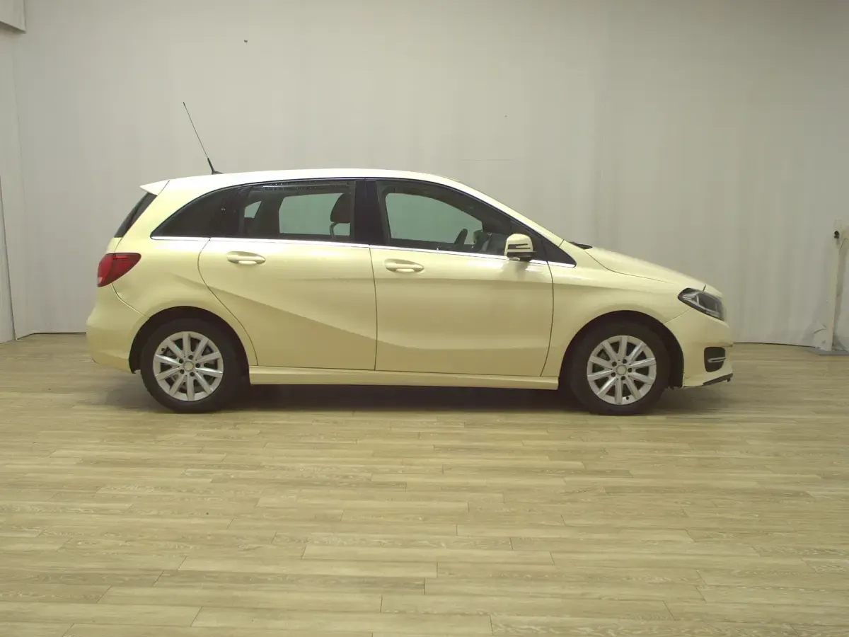 Używany Mercedes B180 Style 109 KM (80 kW) 2016 Minivan