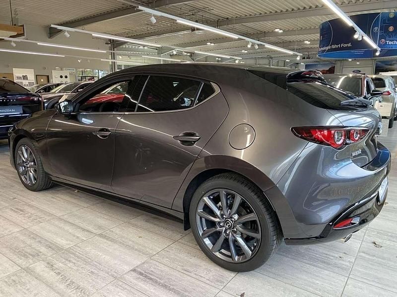 Neu Mazda 3 Sky 140 PS (102 kW) 2025 Machine grey metallic Limousine