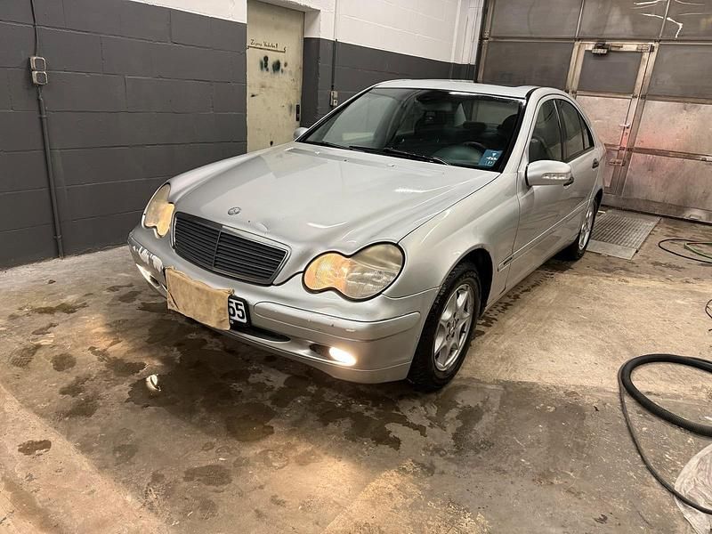 Silber Gebraucht 2003 Mercedes C220 Limousine | 1.500 € (Guter Preis) - Bild 1/4