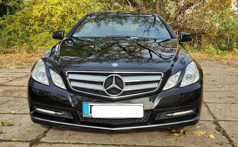 Schwarz Gebraucht 2012 Mercedes E220 Avantgarde Coupé | 12.500 € (Superpreis) - Bild 1/4