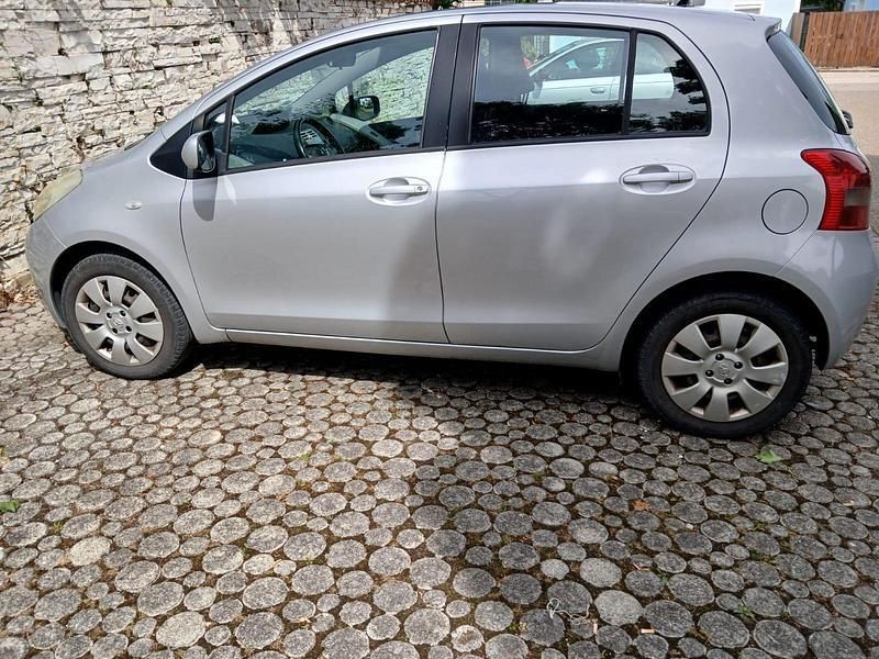 Silber Gebraucht 2006 Toyota Yaris Kleinwagen | 2.900 € (Etwas zu teuer) - Bild 1/4