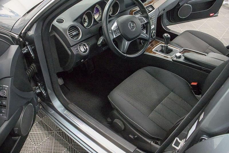 Gebraucht Mercedes C180 Elegance 156 PS (114 kW) 2011 Blau Limousine