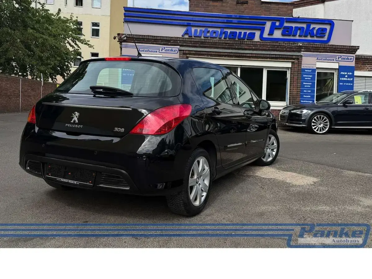 Gebraucht Peugeot 308 Active 120 PS (88 kW) 2012 Schwarz Limousine