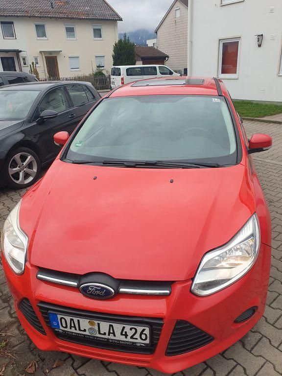 Używany Ford Focus Ambiente 101 KM (74 kW) 2014 Czerwony Sedan/Limuzyna