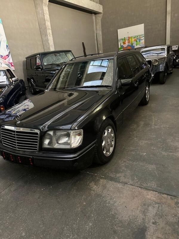 Grau Gebraucht 1994 Mercedes E280 Kombi | 8.700 € - Bild 1/4