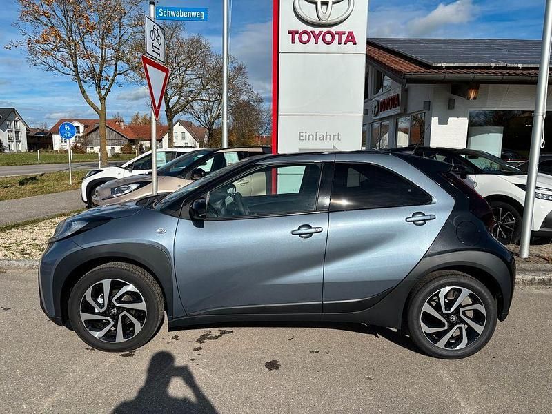 Neu Toyota Aygo X 72 PS (52 kW) 2025 Grau SUV