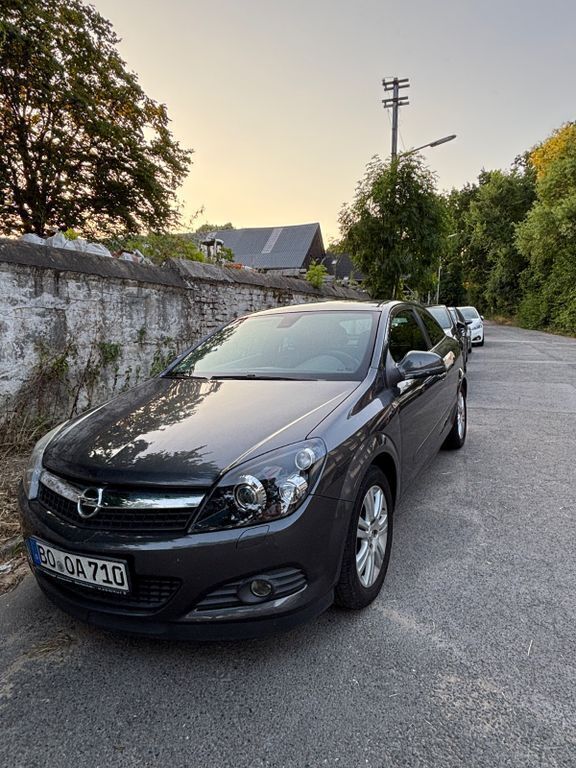 Grau Gebraucht 2009 Opel Astra GTC Edition Limousine | 3.000 € (Superpreis) - Bild 1/4