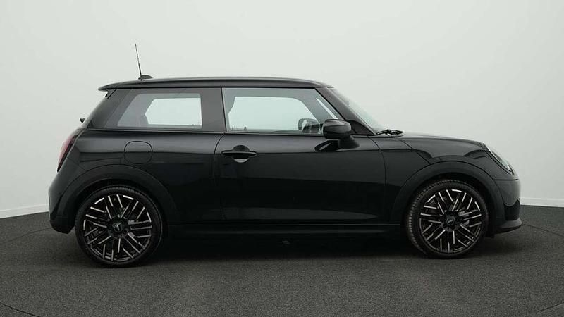 Gebraucht Mini Cooper Favoured 156 PS (114 kW) 2024 Schwarz Kleinwagen