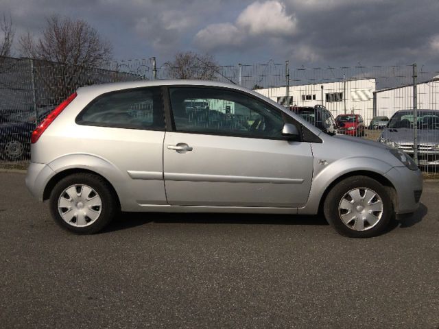 Gebraucht Ford Fiesta Style 60 PS (44 kW) 2007 Silber metallic Kleinwagen