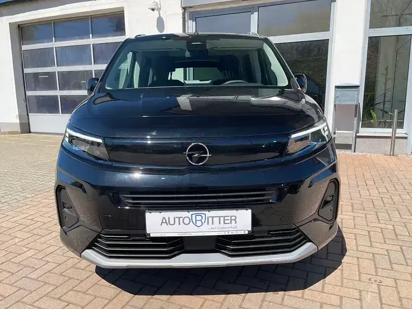 Neu Opel Combo 131 PS (96 kW) 2026 Lackierung schwarz pe.../schwa Van / Kleinbus