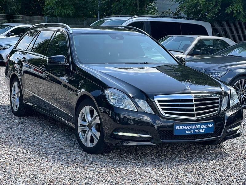 Schwarz Gebraucht 2011 Mercedes E220 Avantgarde Limousine | 12.490 € (Fairer Preis) - Bild 1/4