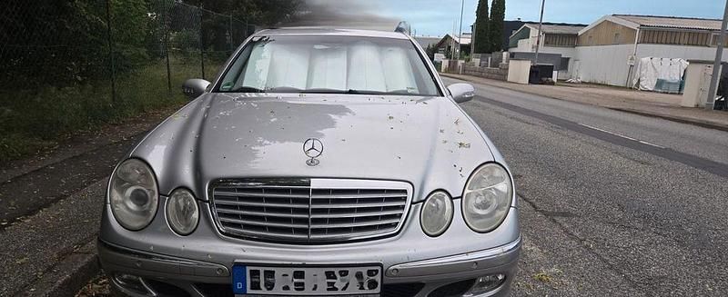 Grau Gebraucht 2004 Mercedes E240 Elegance Limousine | 2.500 € (Superpreis) - Bild 1/4