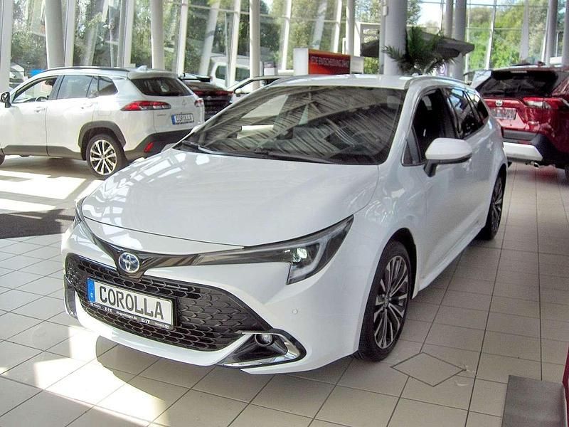 Platinumweiss perleffekt Gebraucht 2024 Toyota Corolla Team Kombi | 28.290 € (Guter Preis) - Bild 1/4