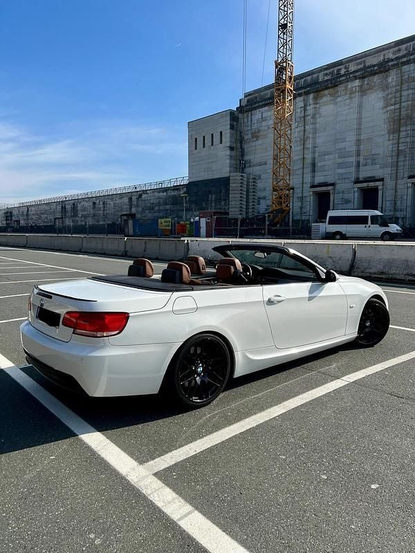 Weiß Gebraucht 2009 BMW 330 Cabriolet M Sport Cabrio | 11.900 € (Teuer) - Bild 1/4