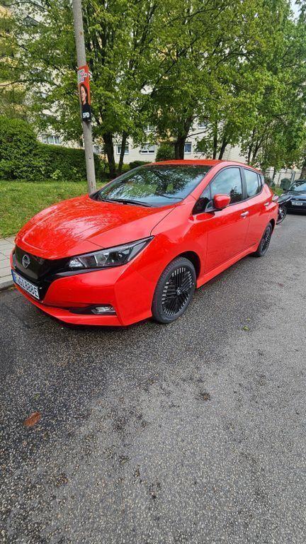 Rot Gebraucht 2023 Nissan Leaf Acenta Kleinwagen | 22.800 € (Etwas zu teuer) - Bild 1/4