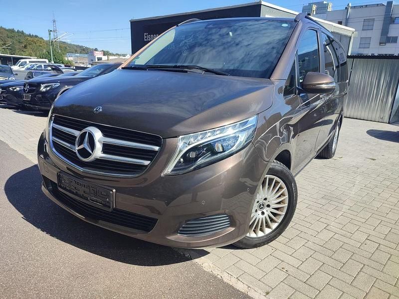 Braun Gebraucht 2019 Mercedes V220 Van / Kleinbus | 33.697 € (Fairer Preis) - Bild 1/4