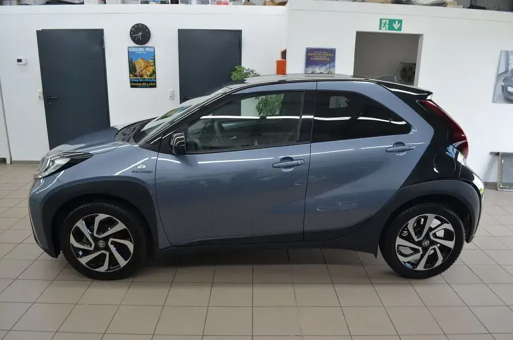 Gebraucht Toyota Aygo X Basis 72 PS (52 kW) 2024 Celestite grey metallic / night sky black SUV