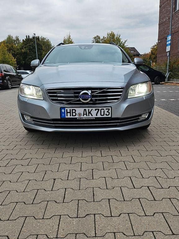 Silber Gebraucht 2015 Volvo V70 Momentum Kombi | 14.900 € (Teuer) - Bild 1/4