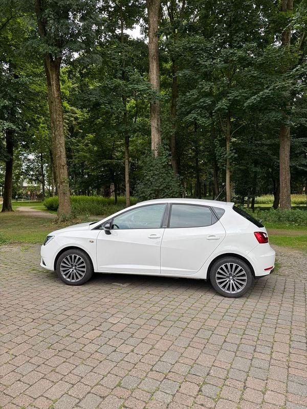 Weiß Gebraucht 2016 Seat Ibiza CONNECT Kleinwagen | 8.199 € (Etwas zu teuer) - Bild 1/4