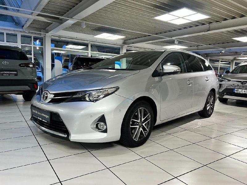 Silber Gebraucht 2015 Toyota Auris Touring Sports Edition Kombi | 9.390 € (Fairer Preis) - Bild 1/4