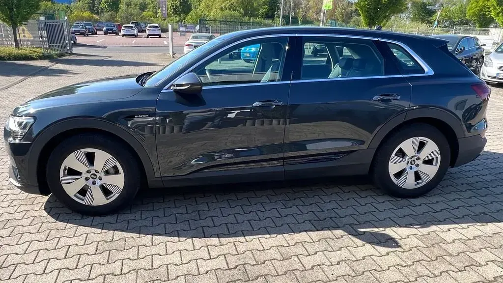 Gebraucht Audi e-tron Basis 300 kW (408 PS) 2021 Grau metallic SUV
