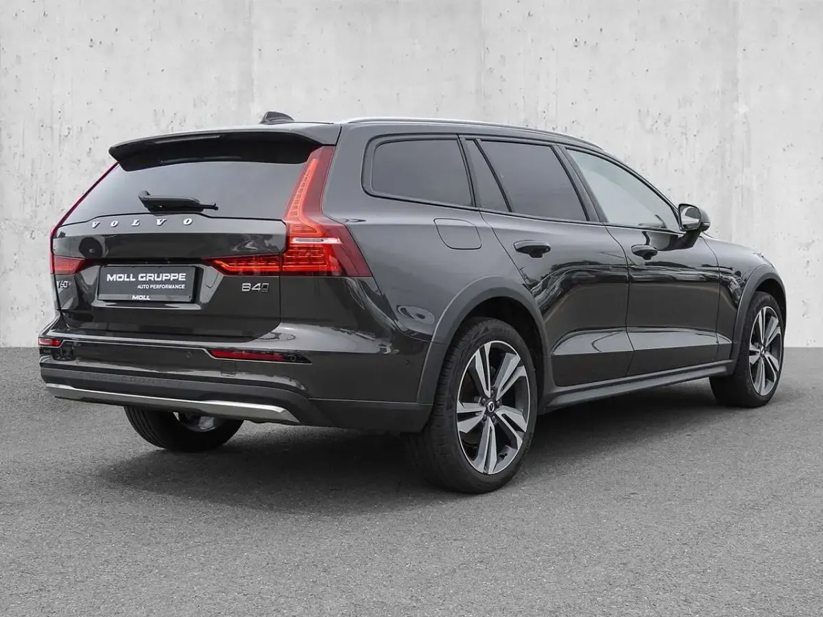 Gebraucht Volvo V60 CC Ultimate 197 PS (144 kW) 2023 Platinum grey / metallic Kombi
