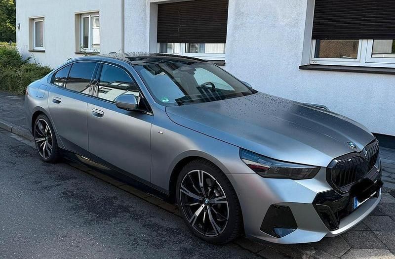 Grau Gebraucht 2024 BMW 520 M Sport Limousine | 50.000 € (Fairer Preis) - Bild 1/4