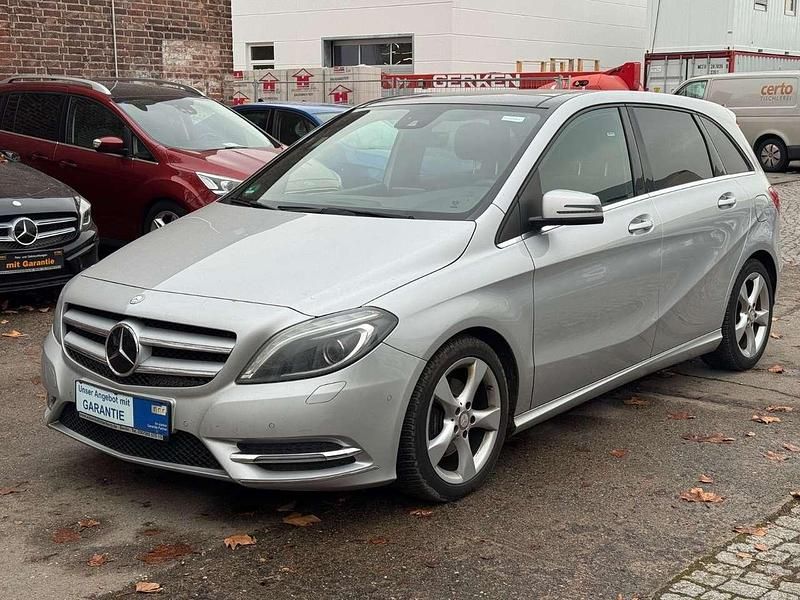 Silber Gebraucht 2014 Mercedes B200 Van / Kleinbus | 12.990 € (Fairer Preis) - Bild 1/4