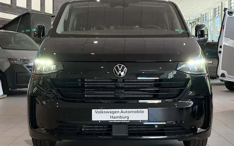 Neu VW Caravelle Life 160 kW (218 PS) 2025 Schwarz Van