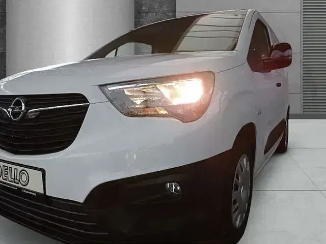 Używany Opel Combo Edition 102 KM (75 kW) 2022 Biały Minivan