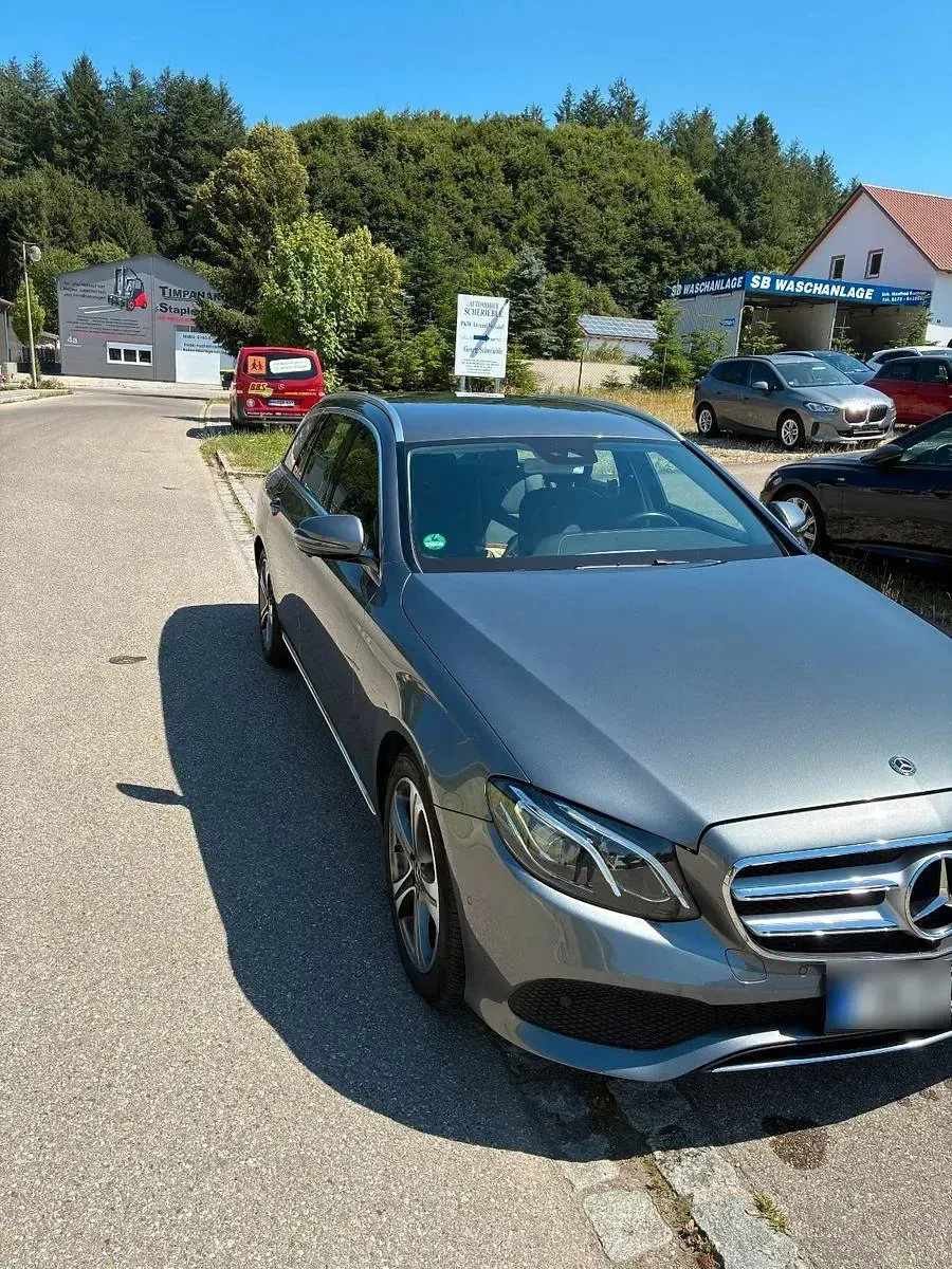 Gebraucht Mercedes E220 Avantgarde 194 PS (142 kW) 2018 Grau Kombi