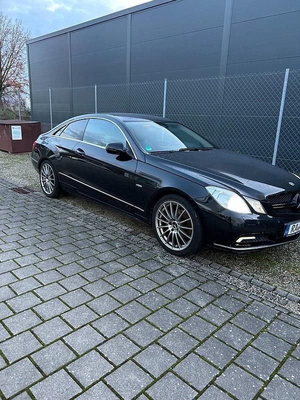 Schwarz Gebraucht 2009 Mercedes E250 Coupé | 10.000 € (Guter Preis) - Bild 1/4