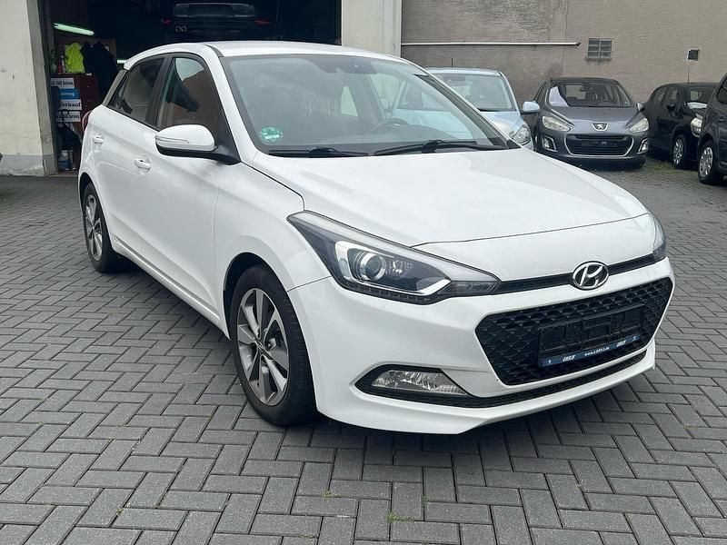Weiß Gebraucht 2015 Hyundai i20 Kleinwagen | 5.390 € - Bild 1/4