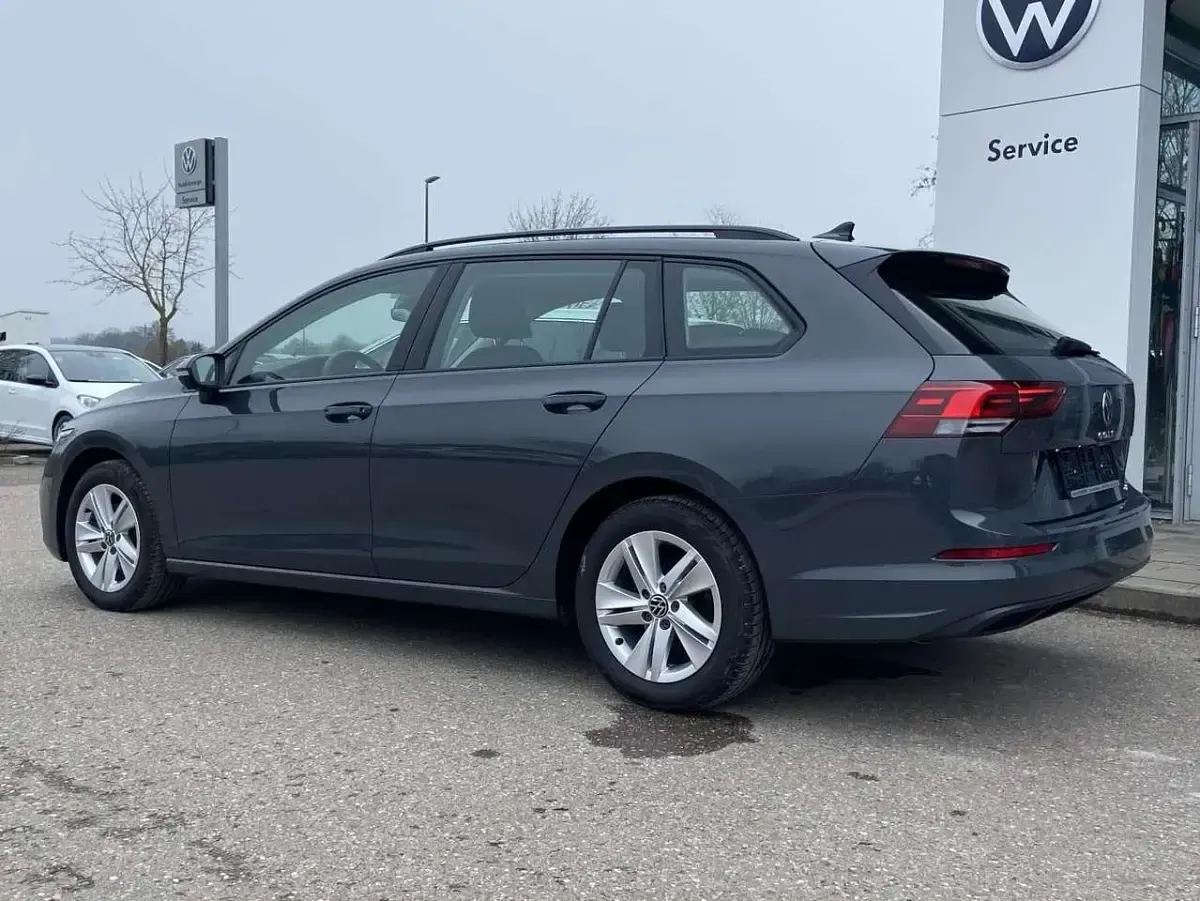 Gebraucht VW Golf VIII Life 131 PS (96 kW) 2023 Grau Kombi