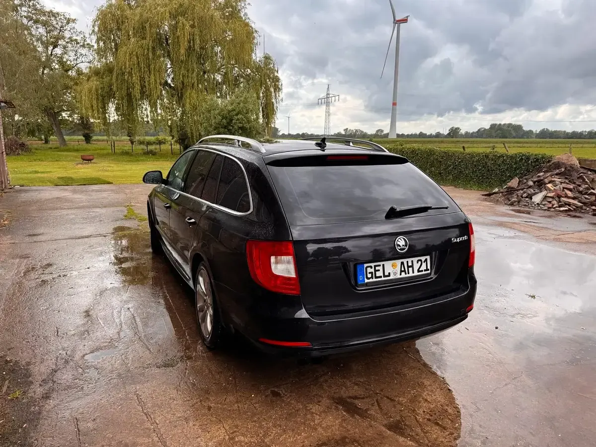 Używany Skoda Superb 105 KM (77 kW) 2012 Czarny Kombi