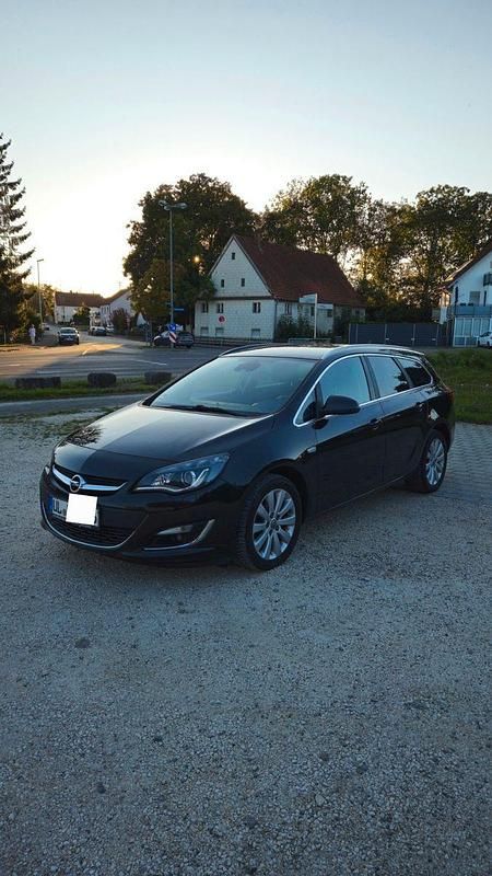 Schwarz Gebraucht 2015 Opel Astra Exklusiv Kombi | 6.000 € (Fairer Preis) - Bild 1/4