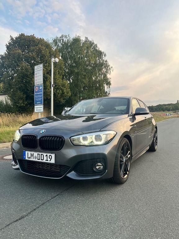 Grau Gebraucht 2018 BMW 118 M Sport Kleinwagen | 18.499 € (Fairer Preis) - Bild 1/4