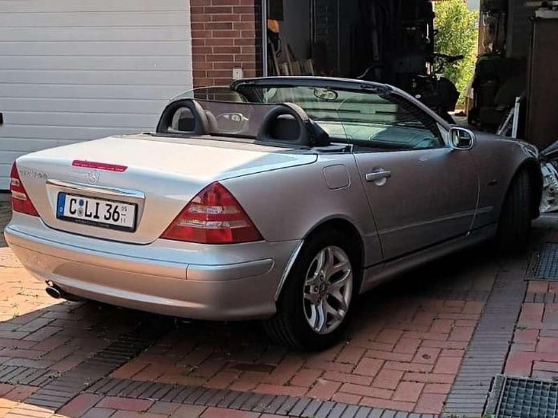 Silber Gebraucht 2003 Mercedes SLK200 Edition Cabrio | 11.990 € - Bild 1/3