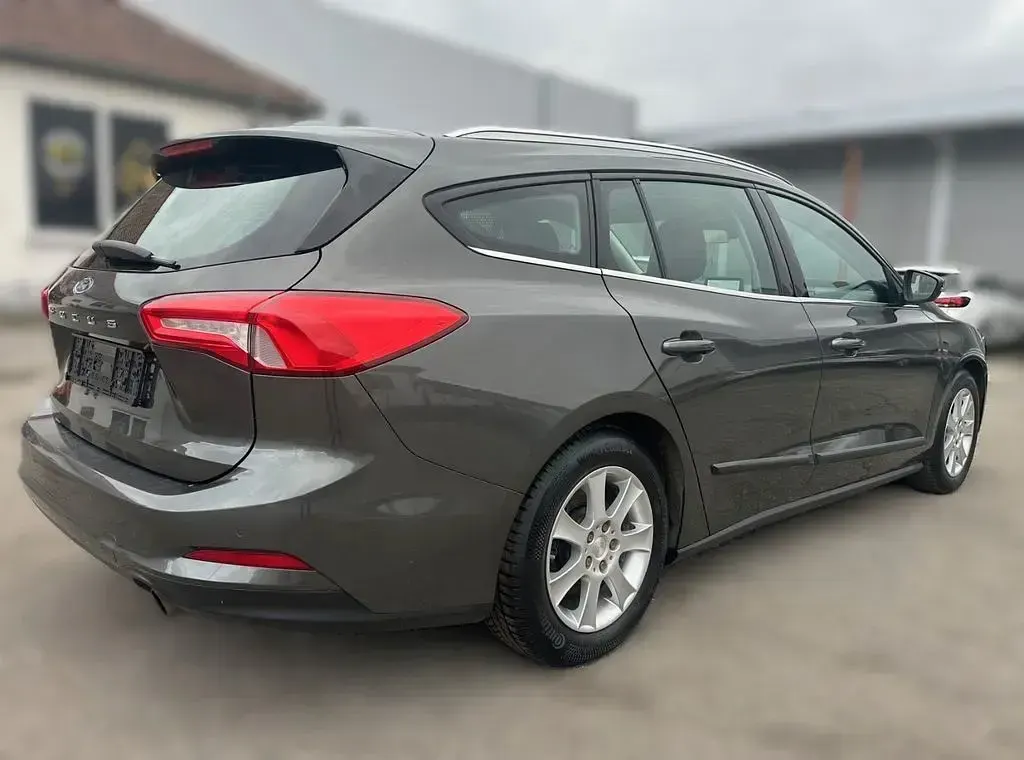 Używany Ford Focus Cool & Connect 120 KM (88 kW) 2020 Szary Sedan/Limuzyna