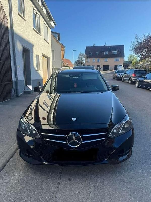 Schwarz Gebraucht 2015 Mercedes E350 Avantgarde Limousine | 17.999 € (Teuer) - Bild 1/4