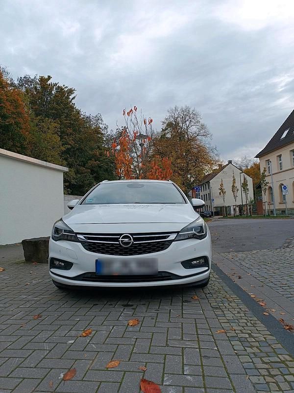 Weiß Gebraucht 2016 Opel Astra Limousine | 7.500 € (Teuer) - Bild 1/4