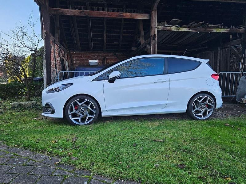 Weiß Gebraucht 2018 Ford Fiesta ST Kleinwagen | 14.990 € (Fairer Preis) - Bild 1/4