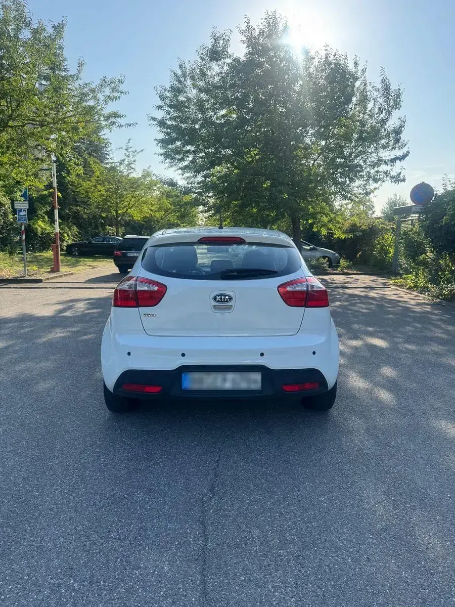 Gebraucht Kia Rio Edition 7 109 PS (80 kW) 2012 Weiß Limousine