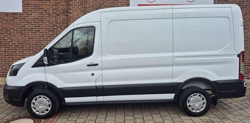 Gebraucht Ford Transit Trend 131 PS (96 kW) 2023 Frostweiß Van / Kleinbus
