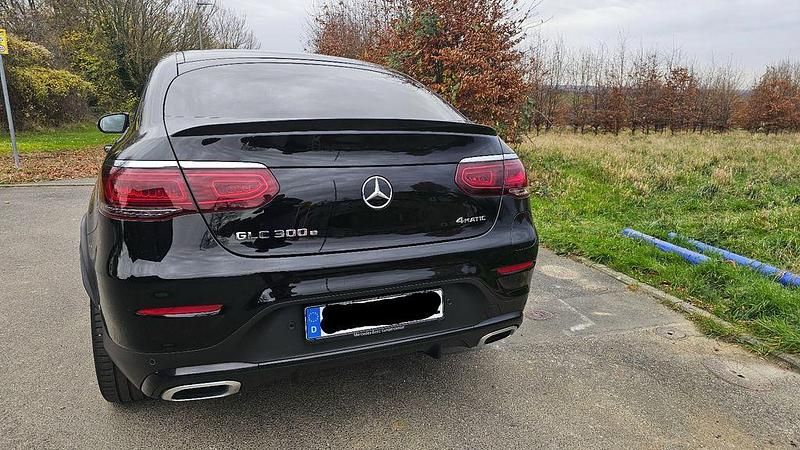 Gebraucht Mercedes GLC300e 211 PS (155 kW) 2021 Schwarz Coupé