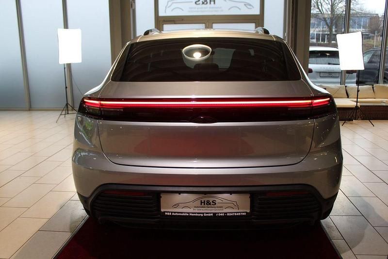 Gebraucht Porsche Macan 4 Electric Sport 300 kW (408 PS) 2025 Dolomitsilber SUV